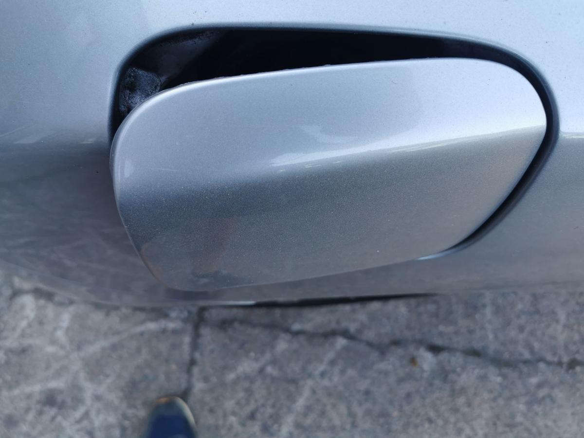 Nissan Micra K12 Tankklappe Tankverschluss Tankdeckel KY0 Sporty Silver Metallic