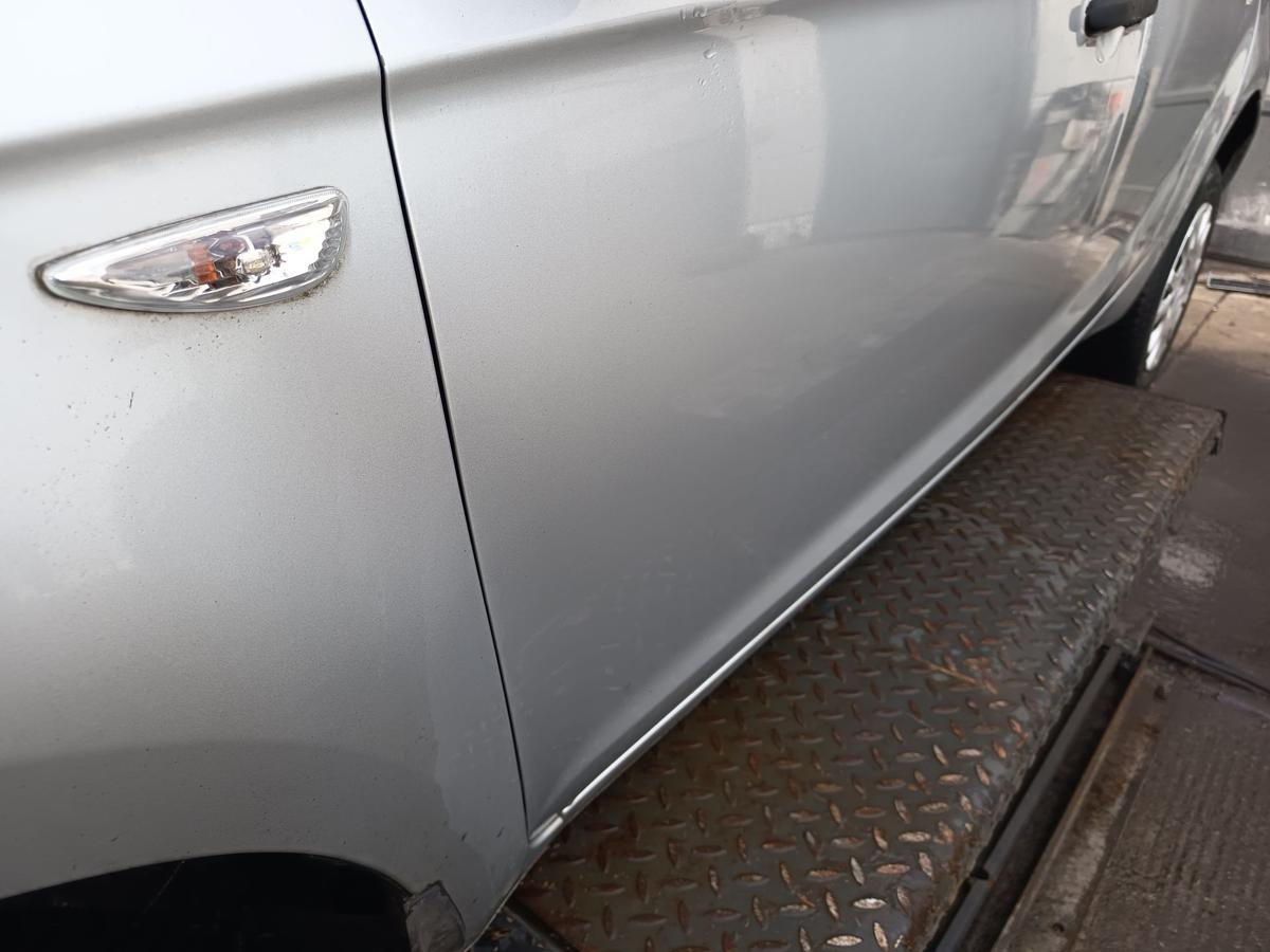 Hyundai i20 original T&uuml;r vorn links Fahrer Rohbau FG Seek silver Bj 2012