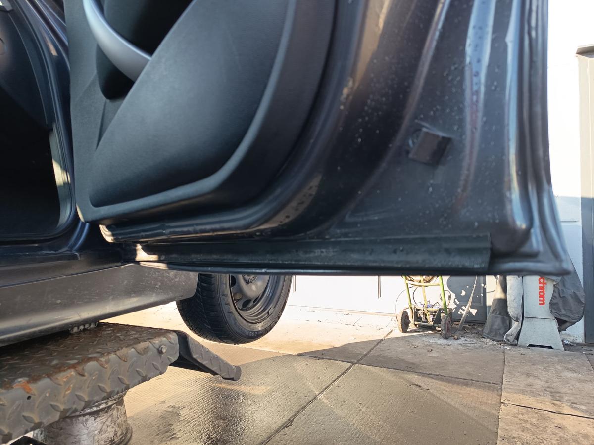 BMW E87 original T&uuml;r vorn rechts Beifahrer Rohbau A22 Sparkling graphite Bj 2005