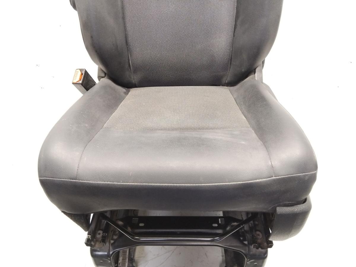 Opel Vivaro C Sitz vorn links Fahrersitz Kunstleder schwarz mit Stoff Bj.2020