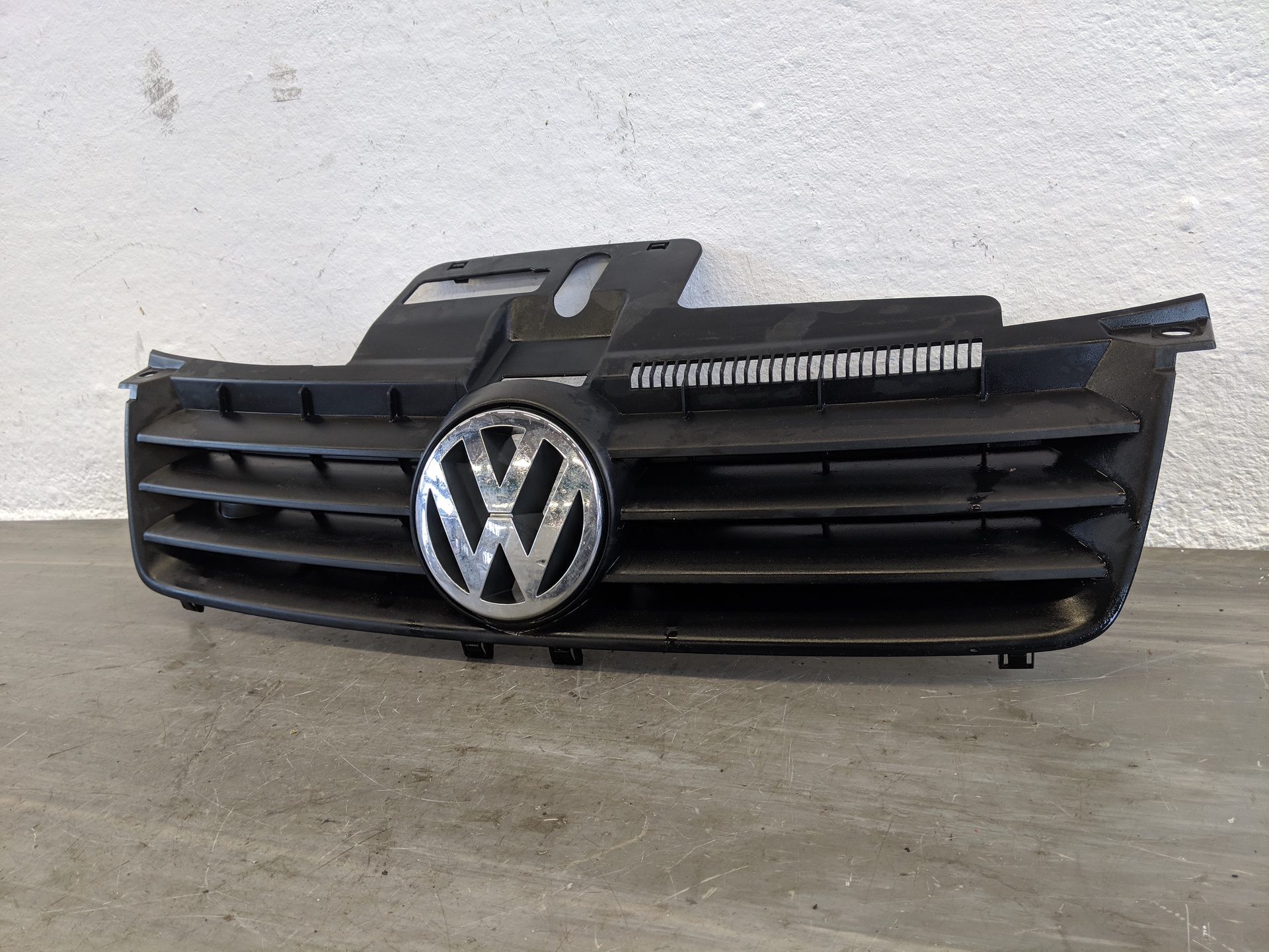 Grill Frontgrill Kühlergrill mit Logo VW Polo 9N1