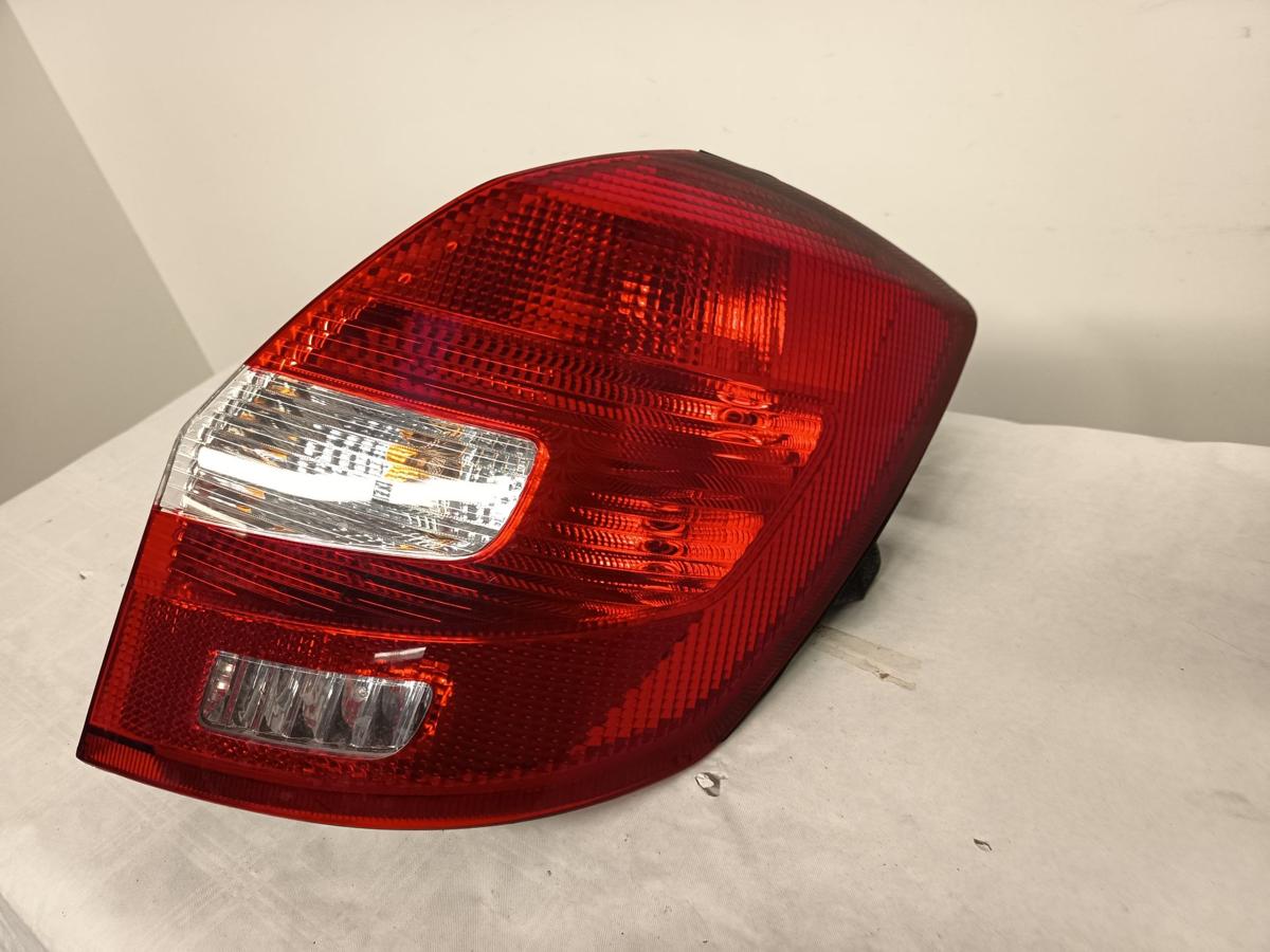 Skoda Fabia II 5J Limo Bj 2007 vor Facelift original Rückleuchte rechts