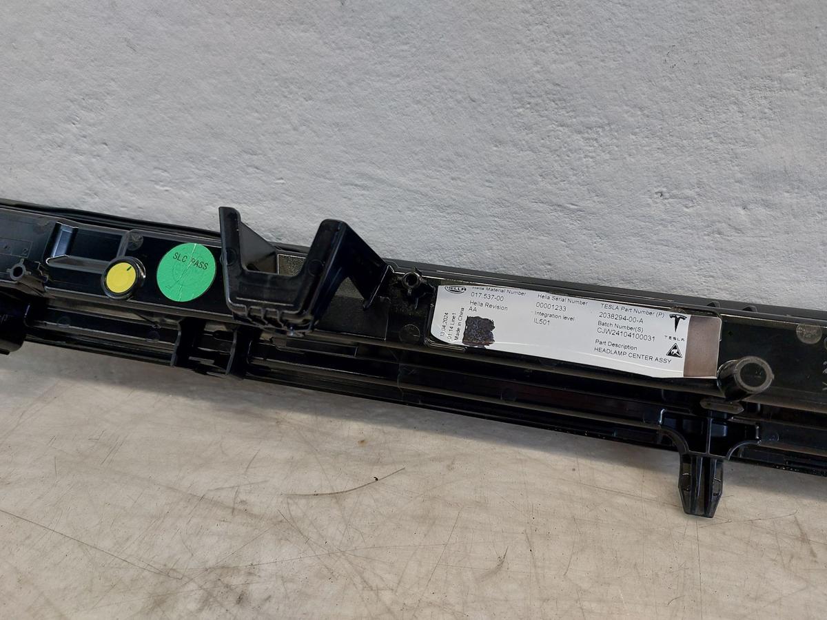 Tesla Model Y Juniper Leuchtband Leuchte vorn Mitte Sto&szlig;f&auml;nger LED OEM Hella