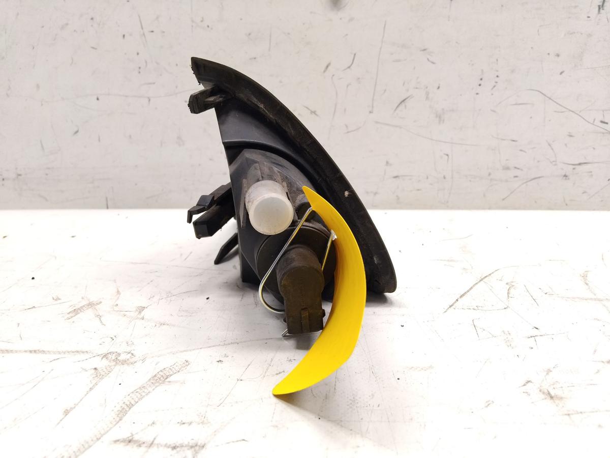 Toyota Avensis T22 orig Blinker Blinkleuchte vorn rechts wei&szlig; Facelift BJ2002