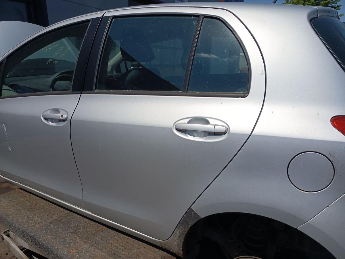 Toyota Yaris XP9 original T&uuml;r hinten links 1E7 Silver Pearl Metallic Bj 08