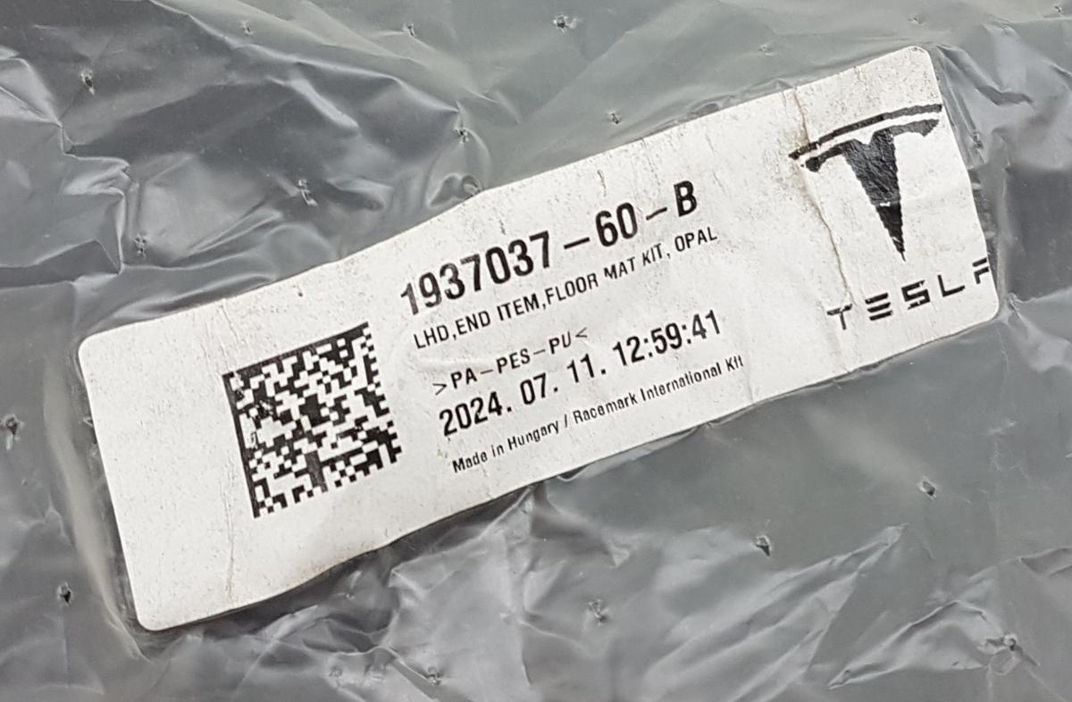 Tesla Model Y original Fu&szlig;mattensatz Textil Teppich Bj2025 NEUWERTIG