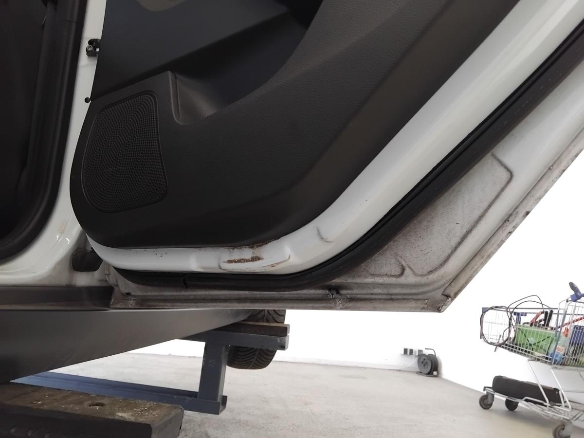 Ford Focus 3 DYB Turnier T&uuml;r hinten rechts frostweiss besch&auml;digt BJ2013