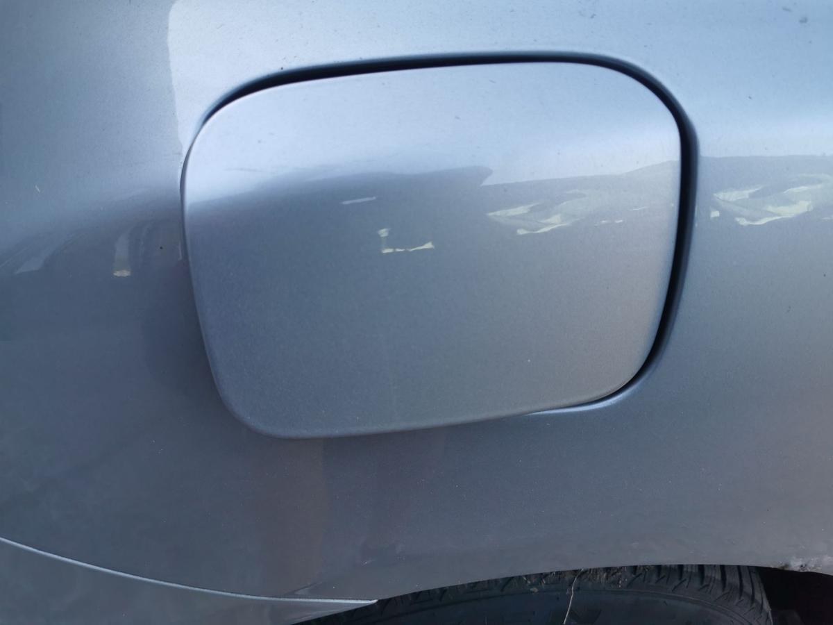 Nissan Micra K12 Tankklappe Tankverschluss Tankdeckel KY0 Sporty Silver Metallic