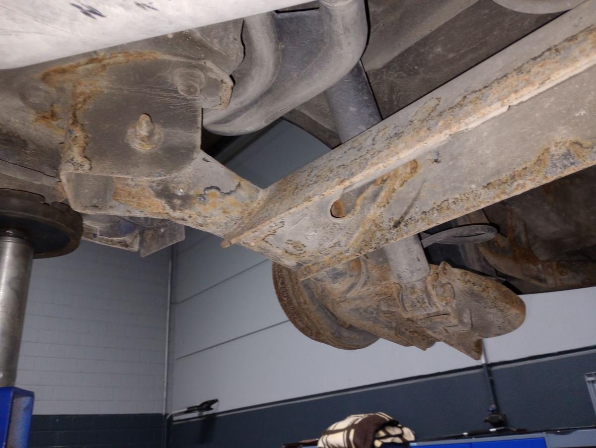 Dacia Lodgy original Hinterachse Tr&auml;ger trommelgebremst ABS 128tkm Bj 2012