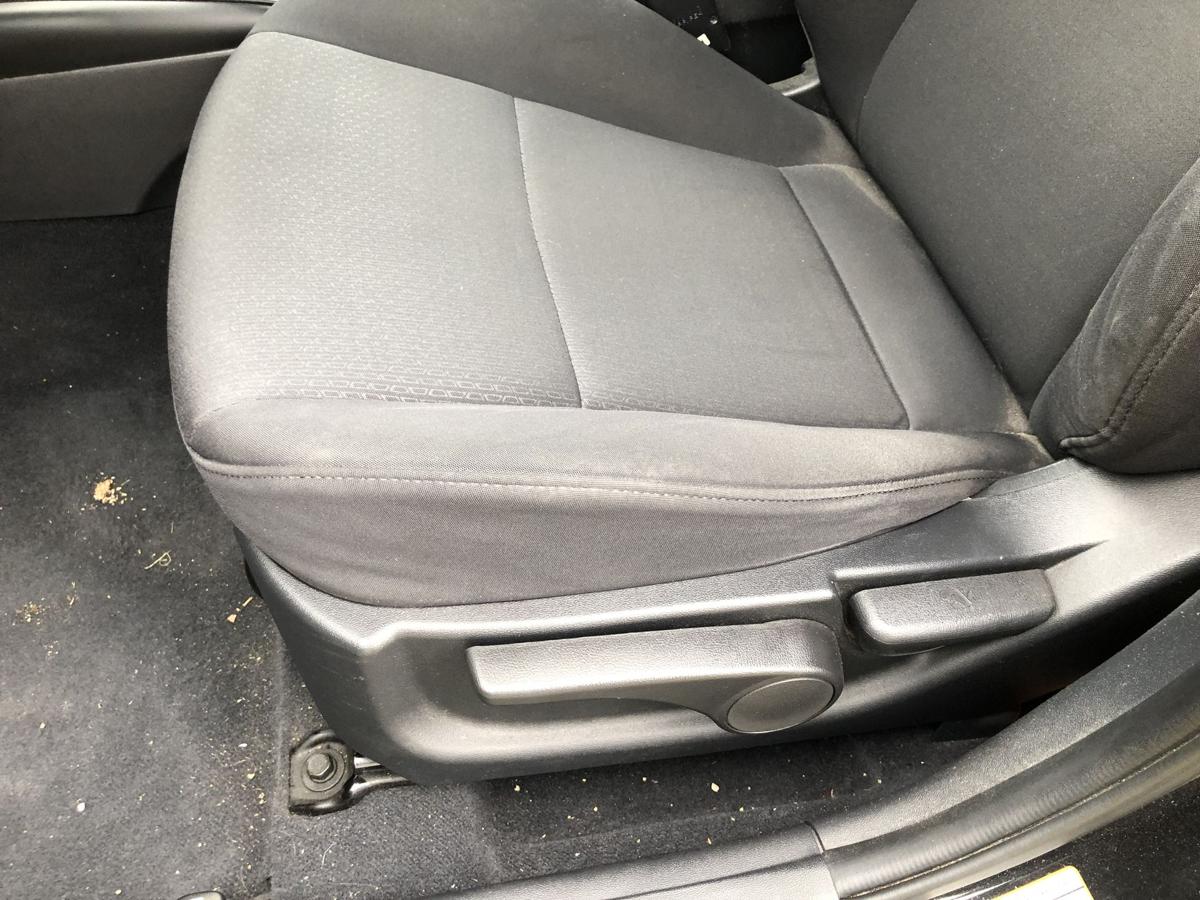 Hyundai i30 FD Sitz vorn links Fahrersitz Stoff ohne Heizung Autositz
