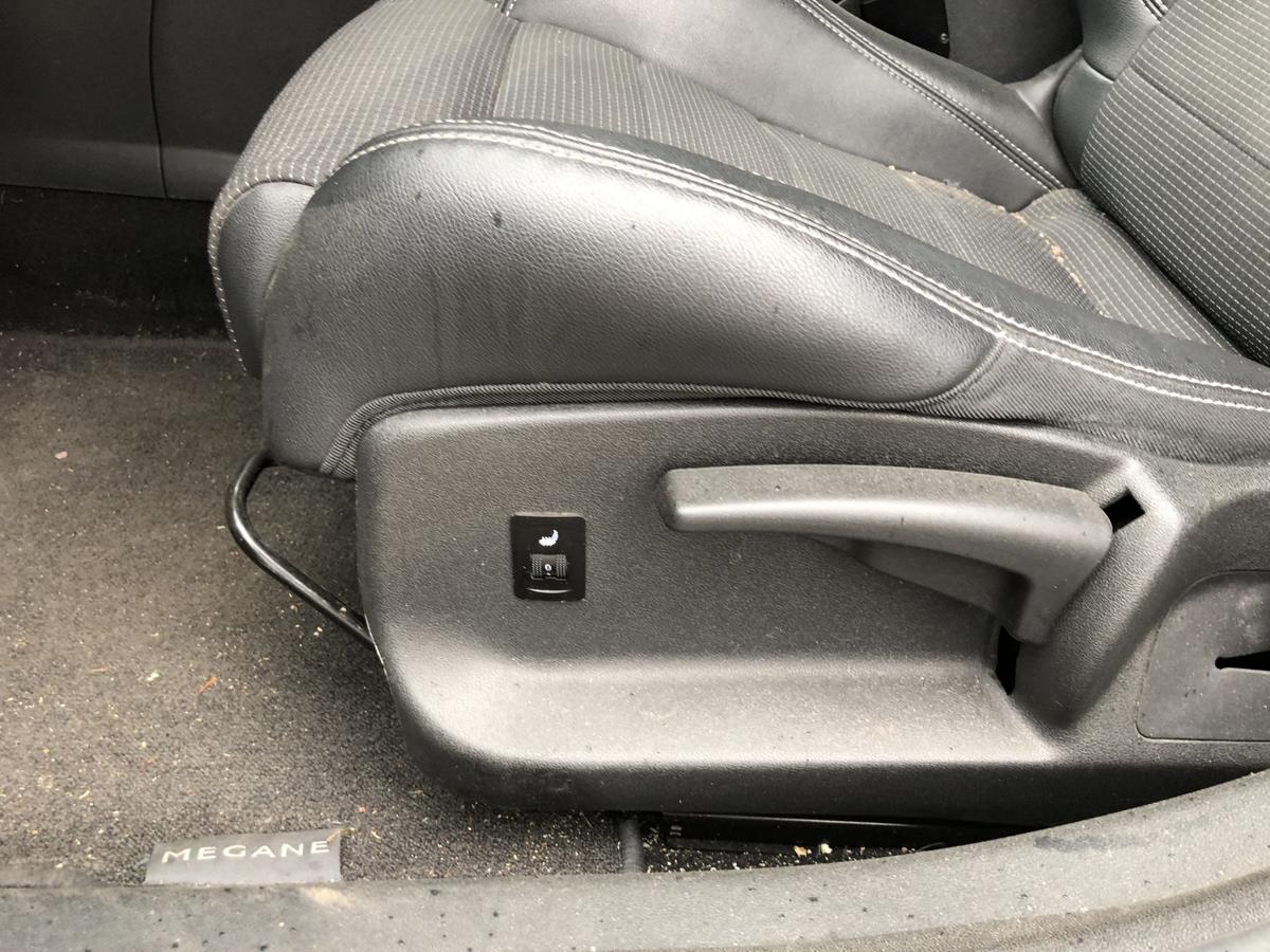 Renault Megane 3 III Grandtour Sitz vorn links Fahrersitz Kunstleder GT Logo