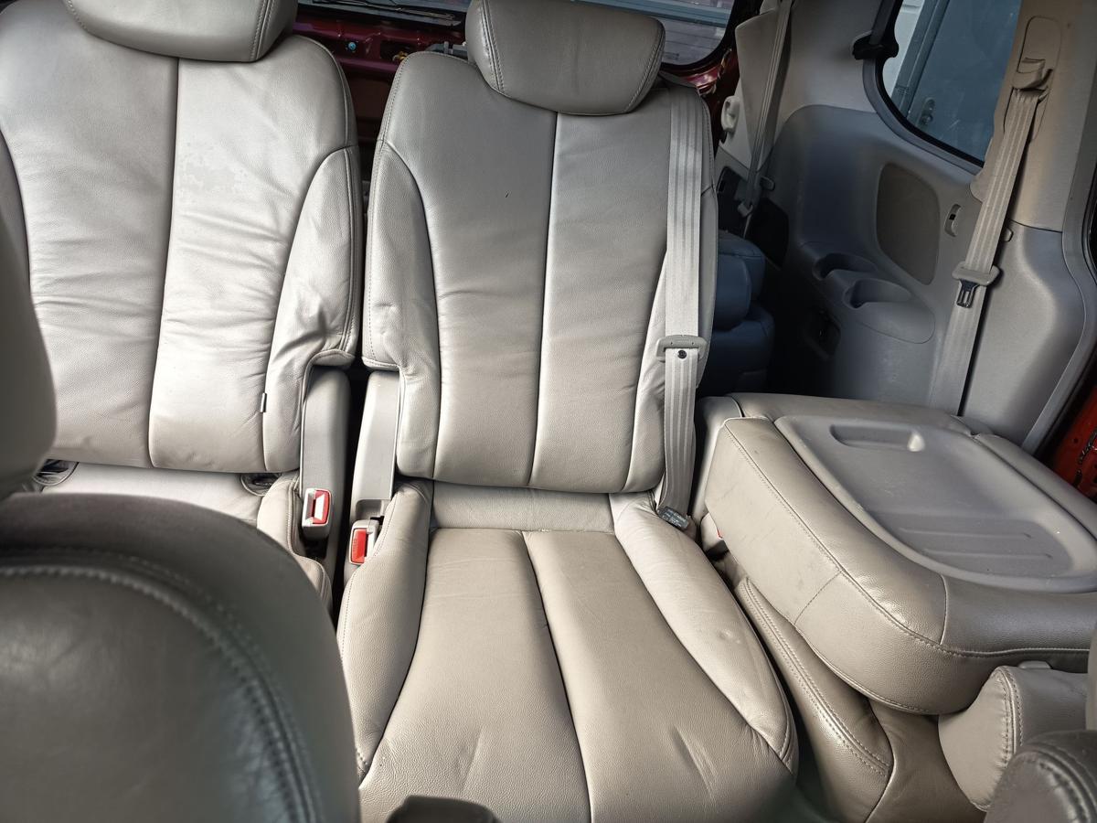 Kia Carnival III original Sitz Einzelsitz mitte 2 Reihe Leder Baujahr 2006