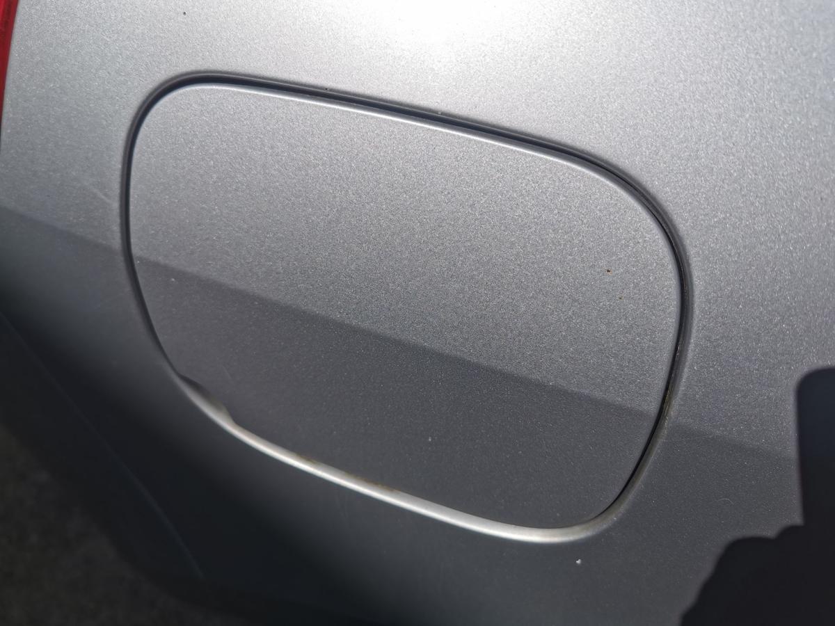Renault Clio III R Tankklappe Tankdeckel Tankverschluss TED69 Gris Platine Met