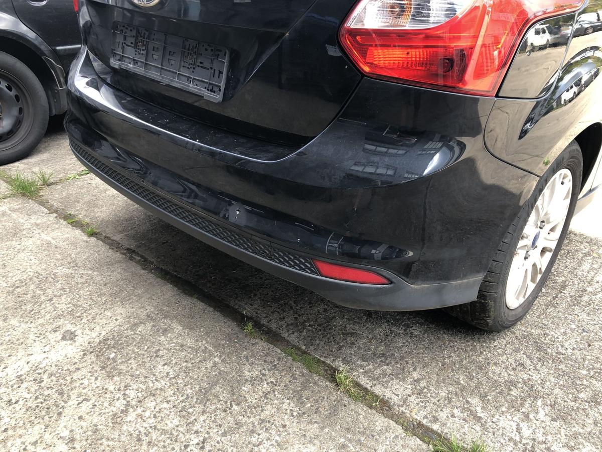 Ford Focus DYB Stoßfänger hinten Heckschürze Beschädigung 5trg Pantherschwarz