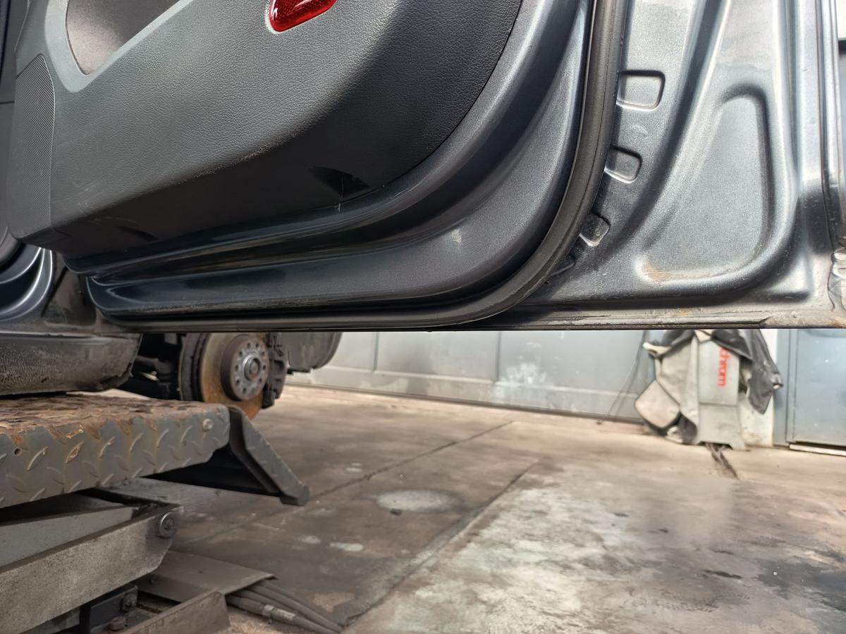 VW Touran 1T original T&uuml;r vorn rechts Beifahrer Rohbau D7X Platingrau Bj 2006