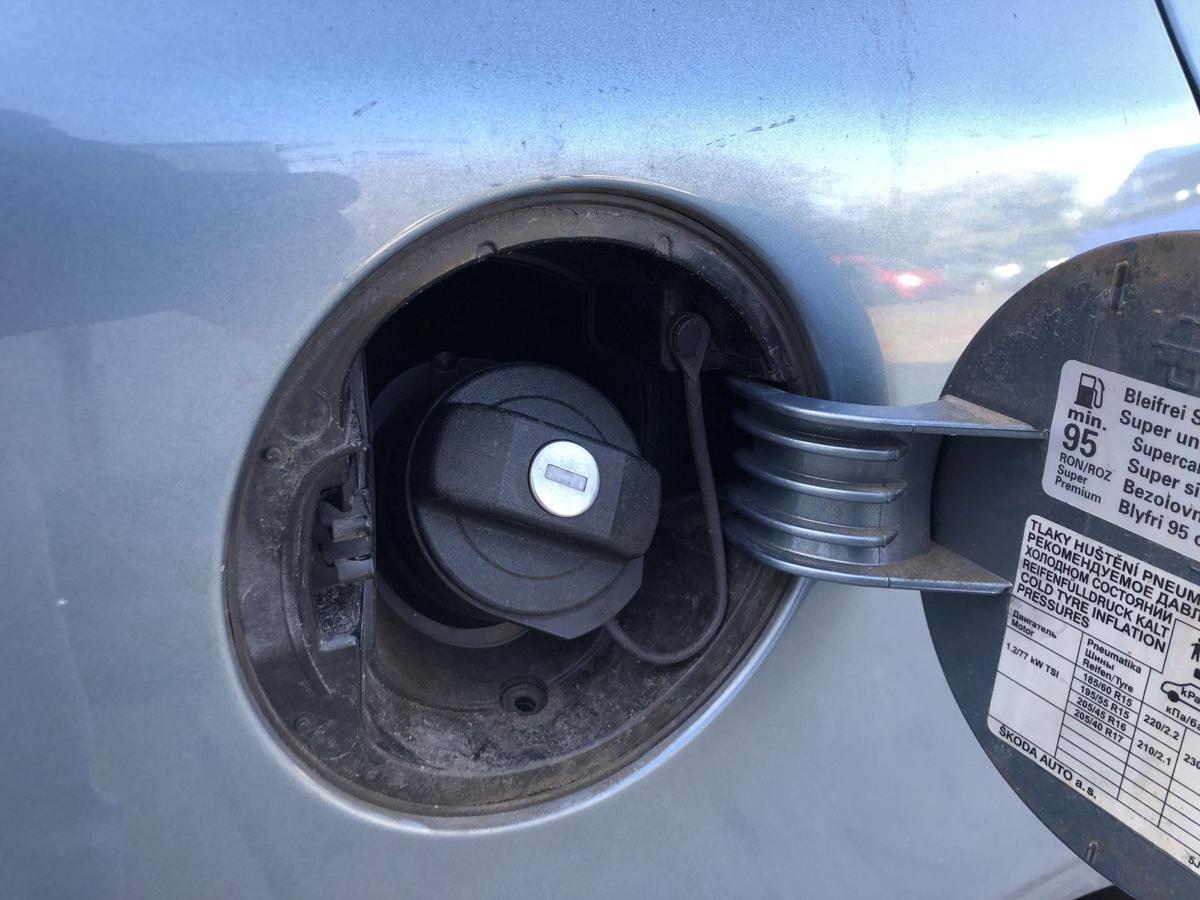 Skoda Fabia II 2 5J Tankklappe Tankdeckel Tankverschluss Komb LF5X Satin Grey