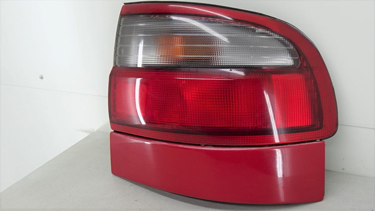 Toyota Carina E Rückleuchte Rücklicht rechts außen BJ1992 Stufenheck 22075556R rot weiß