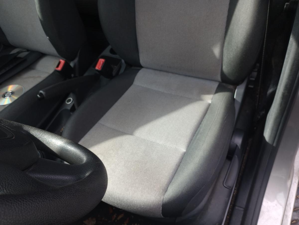 Skoda Fabia II 5J Kombi orig Sitz vorne links Fahrersitz Stoff Bj 2010