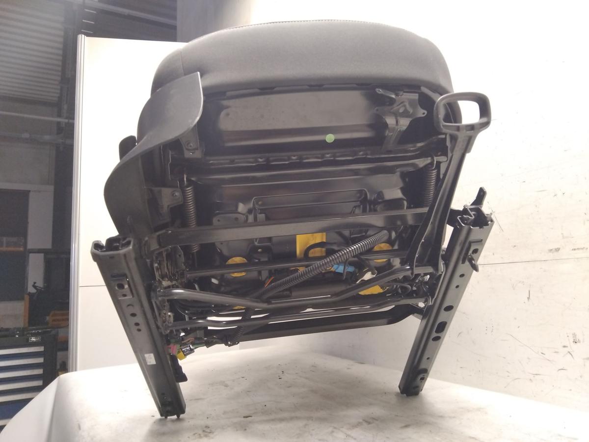 Audi A1 8X orig. Sitz vorn rechts Beifahrersitz 3t&uuml;rig Stoff schwarz/gelb BJ2010