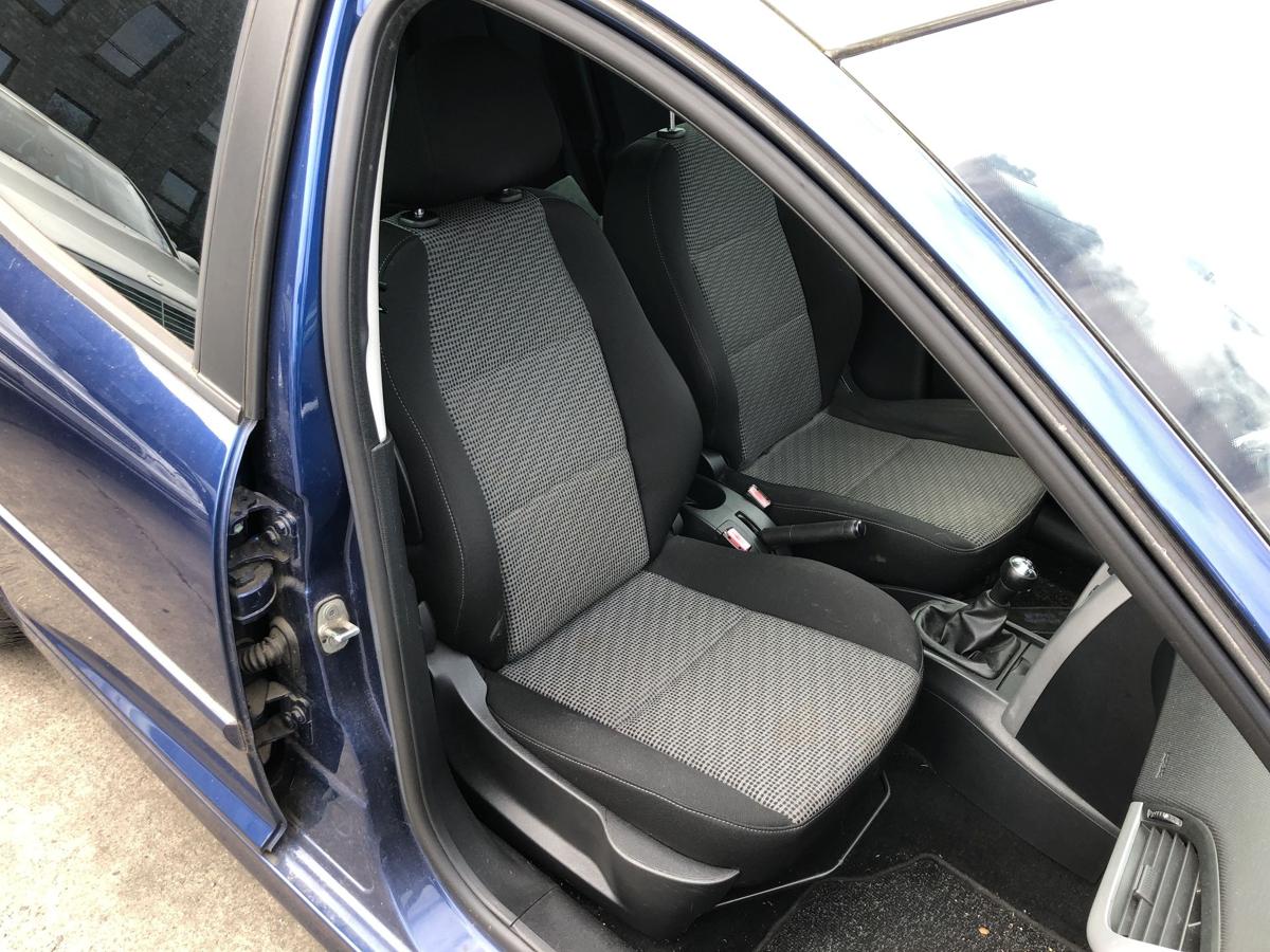 Peugeot 207SW Sitz vorn rechts Beifahrersitz Stoff ohne Heizung Autositz