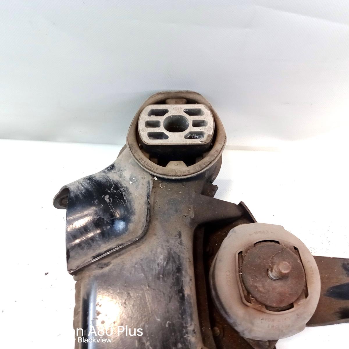 Audi A8 4D D2 Vorderachstr&auml;ger Aggregatetr&auml;ger mit intakten Buchsen Bj.2000