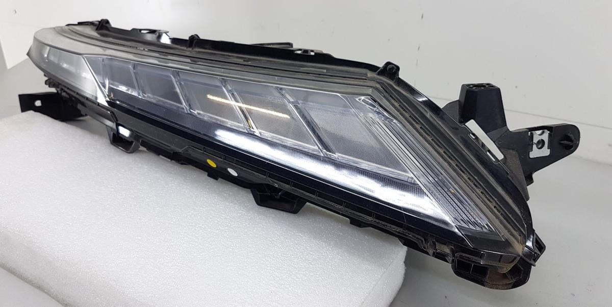 Mitsubishi Eclipse Cross Tagfahrleuchte rechts LED Bj23 8310A060 Modell ab Bj21
