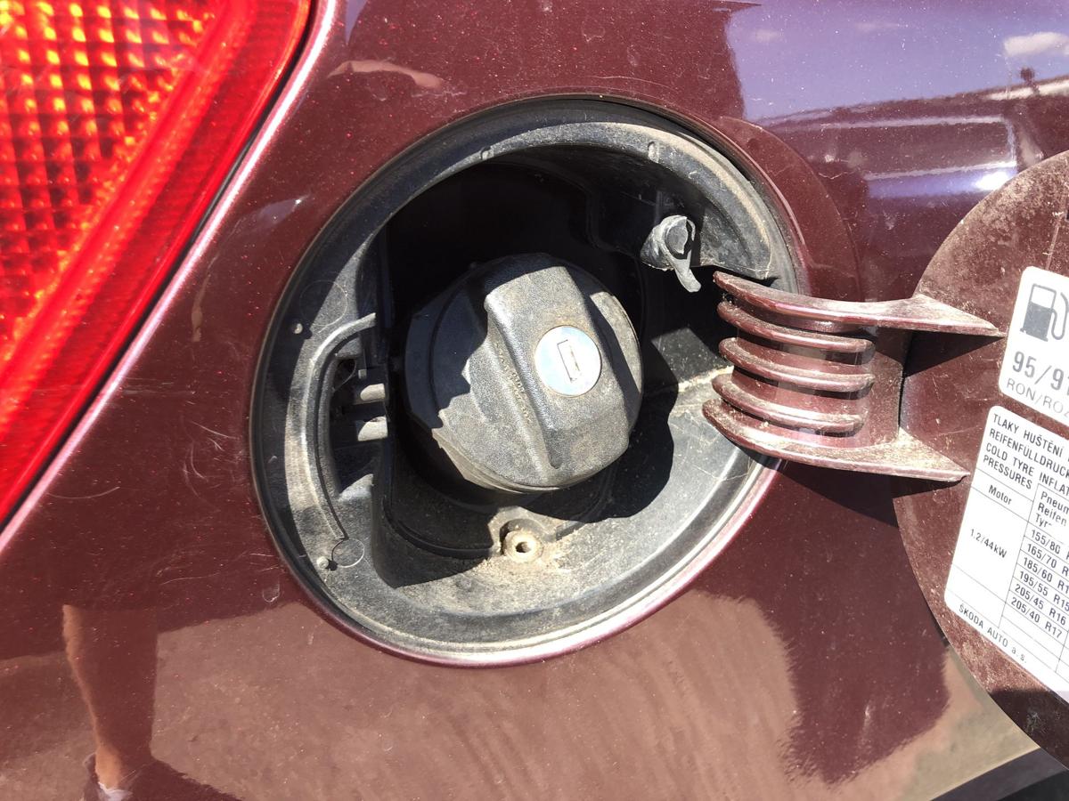 Skoda Fabia 5J Tankklappe Tankdeckel Tankverschluss 9893 LF3X Rosso Brunello