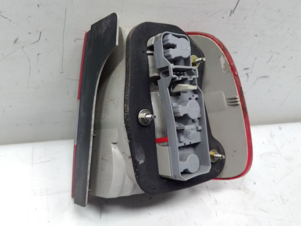 VW Polo 9N1 orig R&uuml;ckleuchte Heckleuchte links au&szlig;en 4-t&uuml;rig Stufenheck BJ2003