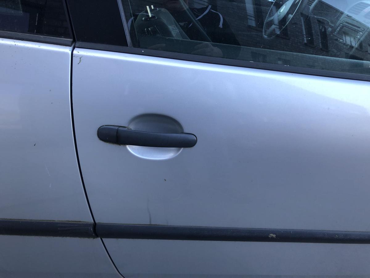 VW Golf 5 V 1K T&uuml;r vorn rechts Beifahrert&uuml;r nur f&uuml;r 3 t&uuml;rer LA7W Reflexsilber