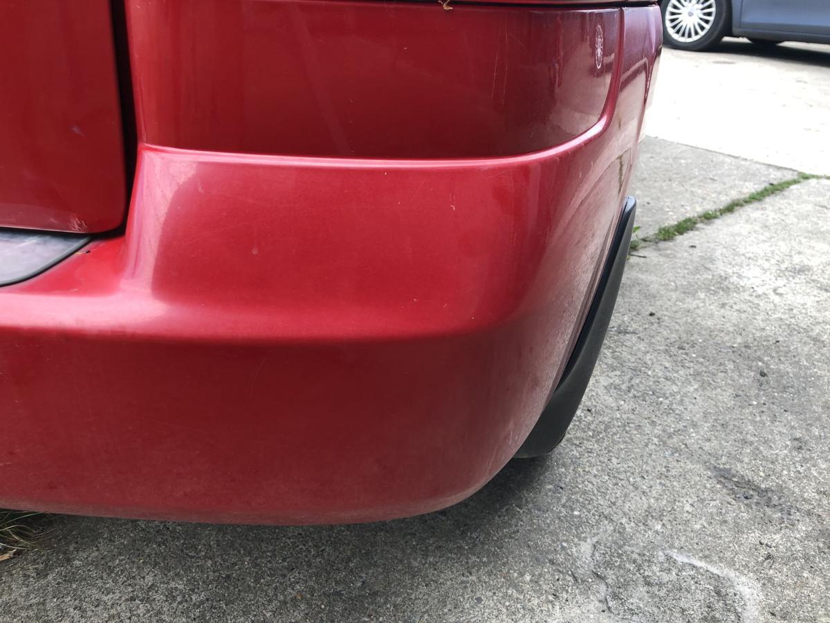 Mazda Demio DW Sto&szlig;f&auml;nger hinten Hecksch&uuml;rze Sto&szlig;stange Heck rot AHK Ausschnitt
