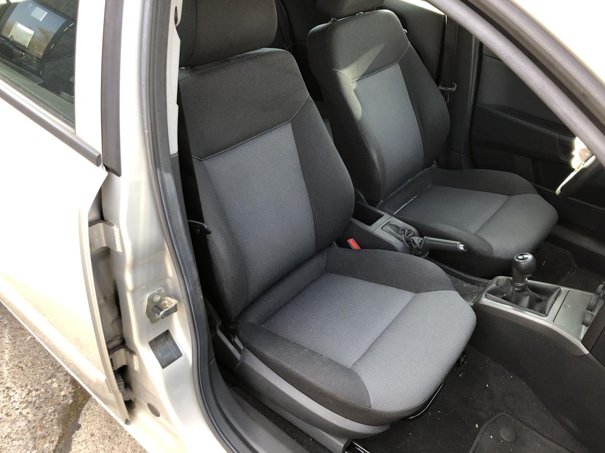Opel Astra H Caravan Sitz vorn rechts Beifahrersitz ohne Heizung Stoffsitz