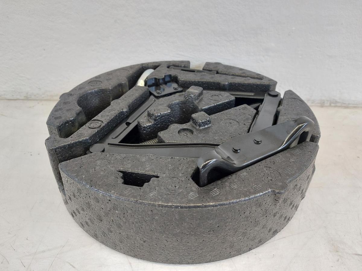 Opel Astra J Caravan Schaumstoffeinleger mit Wagenheber und Abschleppöse Panne