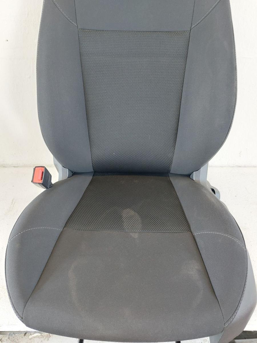 Ford Focus DYB CEW Turnier Sitz vorn links Fahrersitz Stoff ohne Heizung