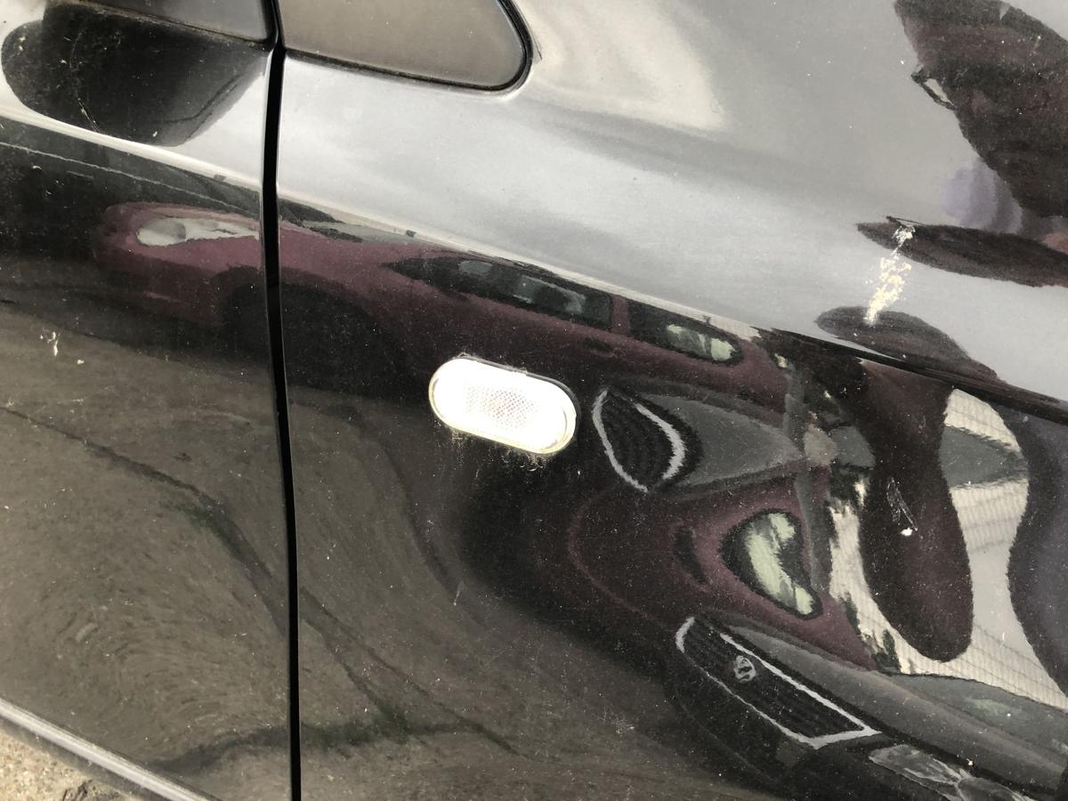 Nissan Note E11 Kotfl&uuml;gel vorn rechts Befahrerseite schwarz Delle