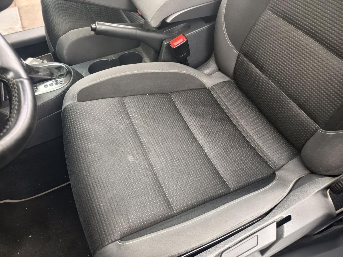 VW Touran GP 1T original Fahrersitz vorn links Stoff schwarz/anthrazit Bj 2009