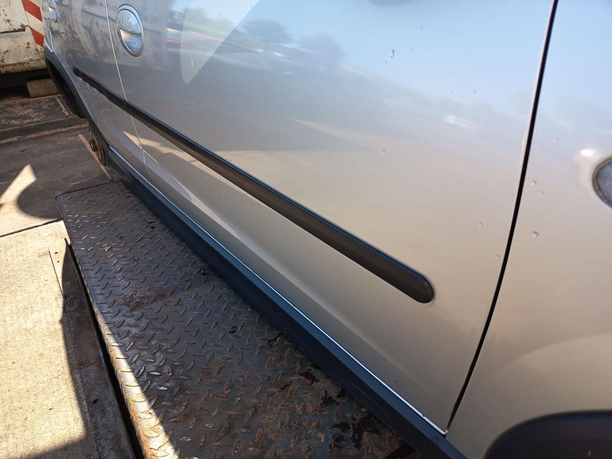 Opel Corsa C original T&uuml;r vorn rechts Beifahrer Z157 Starsilber Bj 2005