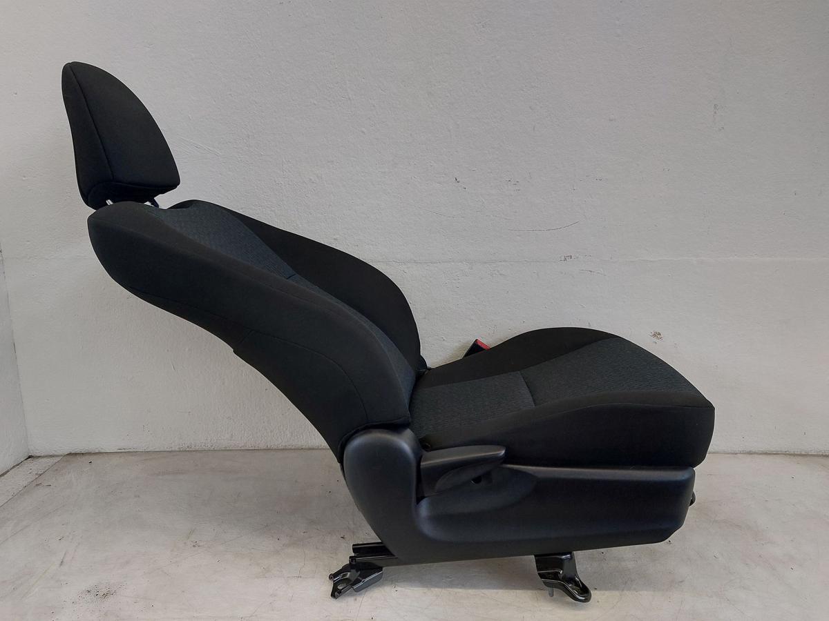 Toyota Yaris XP13 Sitz vorn rechts Beifahrersitz Stoff nur f&uuml;r 5 t&uuml;rer Autositz
