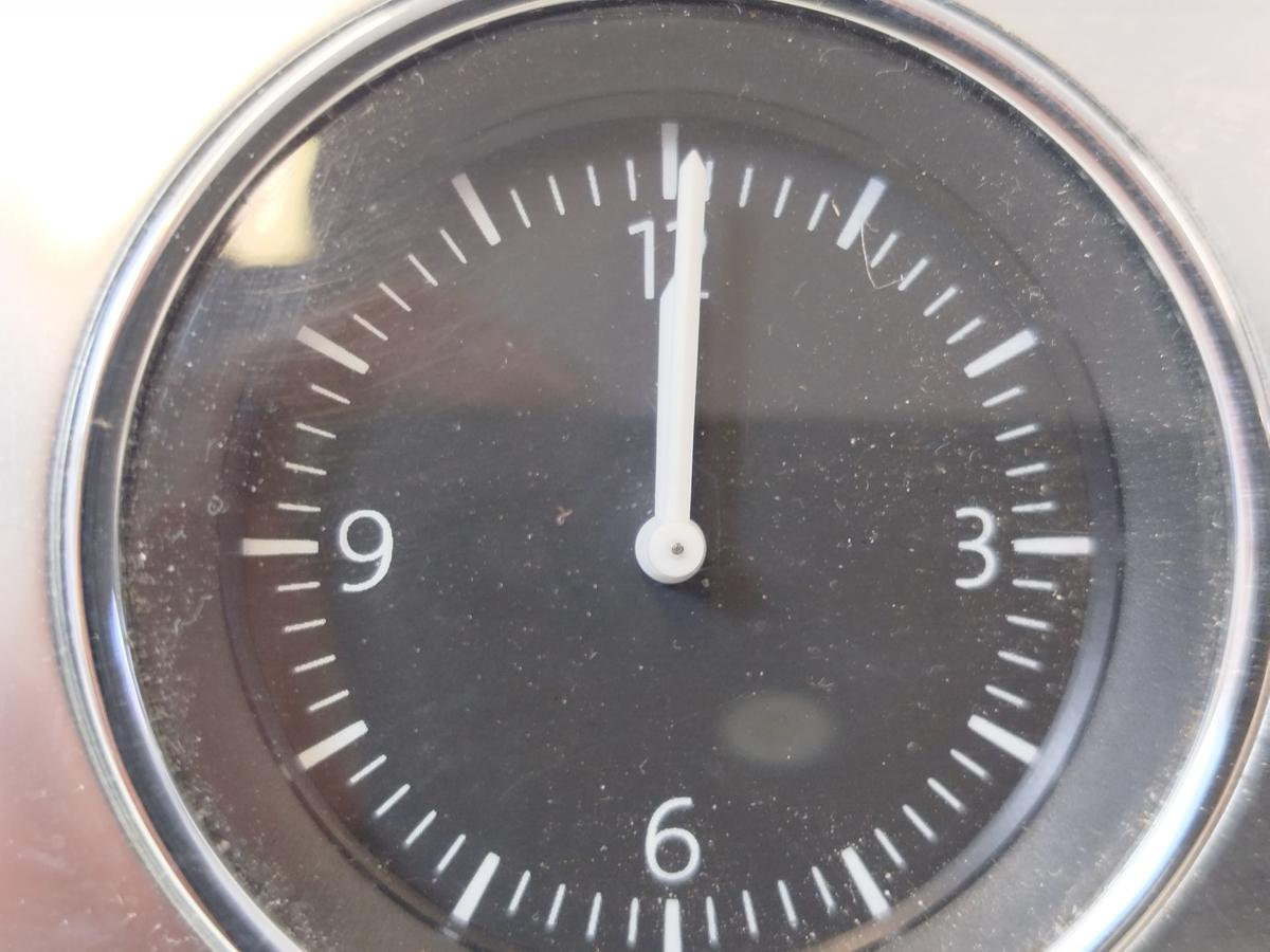 VW Passat 3C B7 Variant Analoguhr Uhr Armaturenbrett mitte OEM