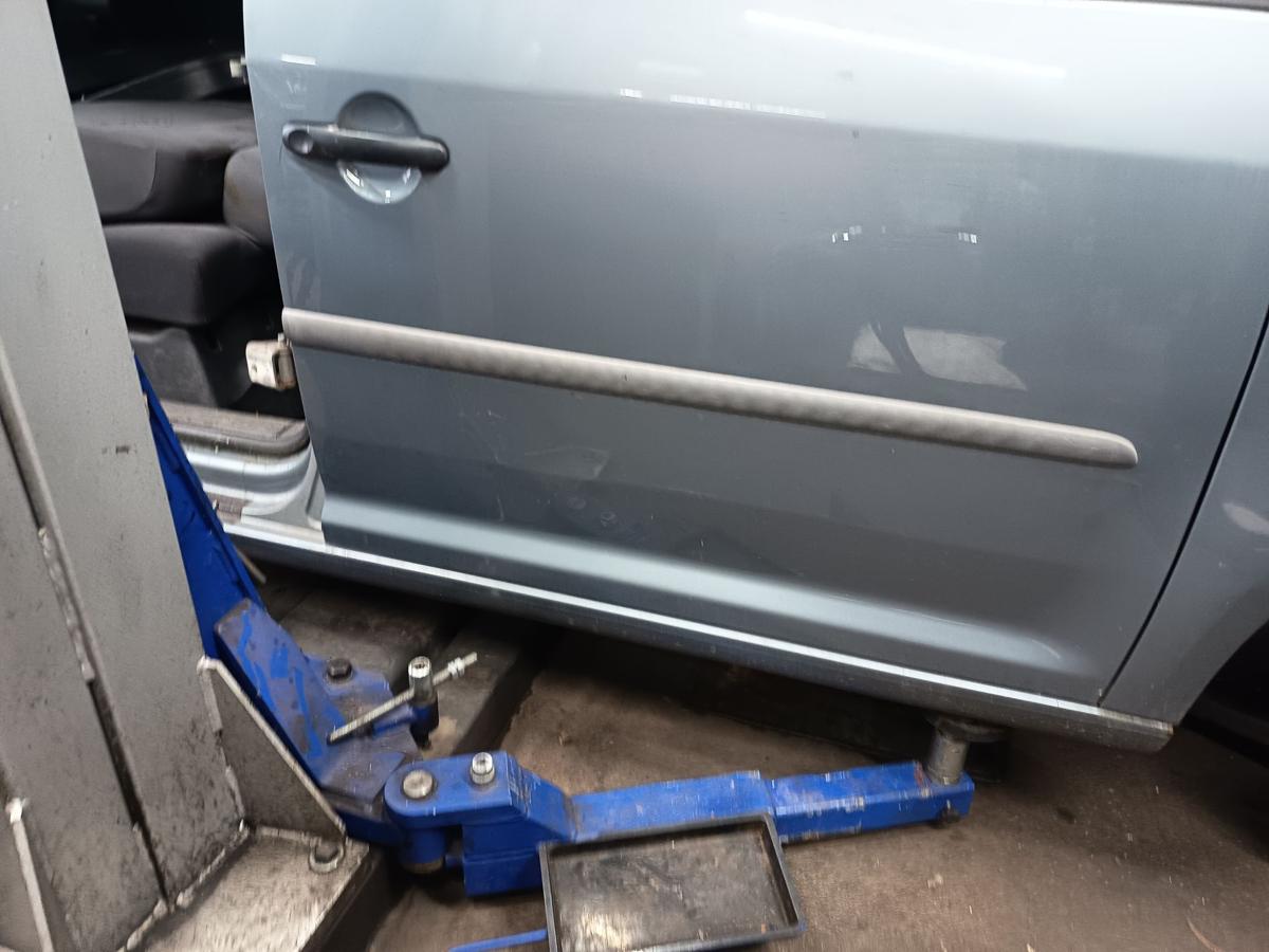 VW Touran 1T3 GP orig T&uuml;r vorn rechts Beifahrer (Roh) R7N Mountaingrey Bj 2010