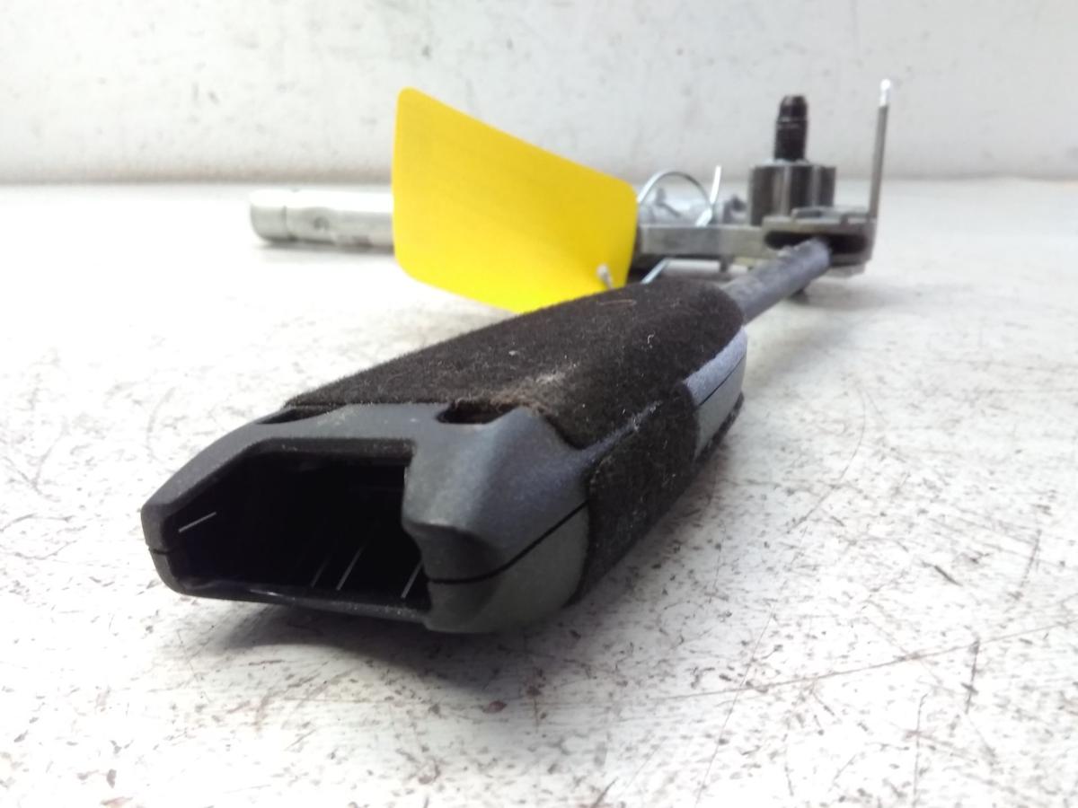 Opel Corsa D original Gurtstraffer vorn links Au&szlig;enseite Sitz BJ2006