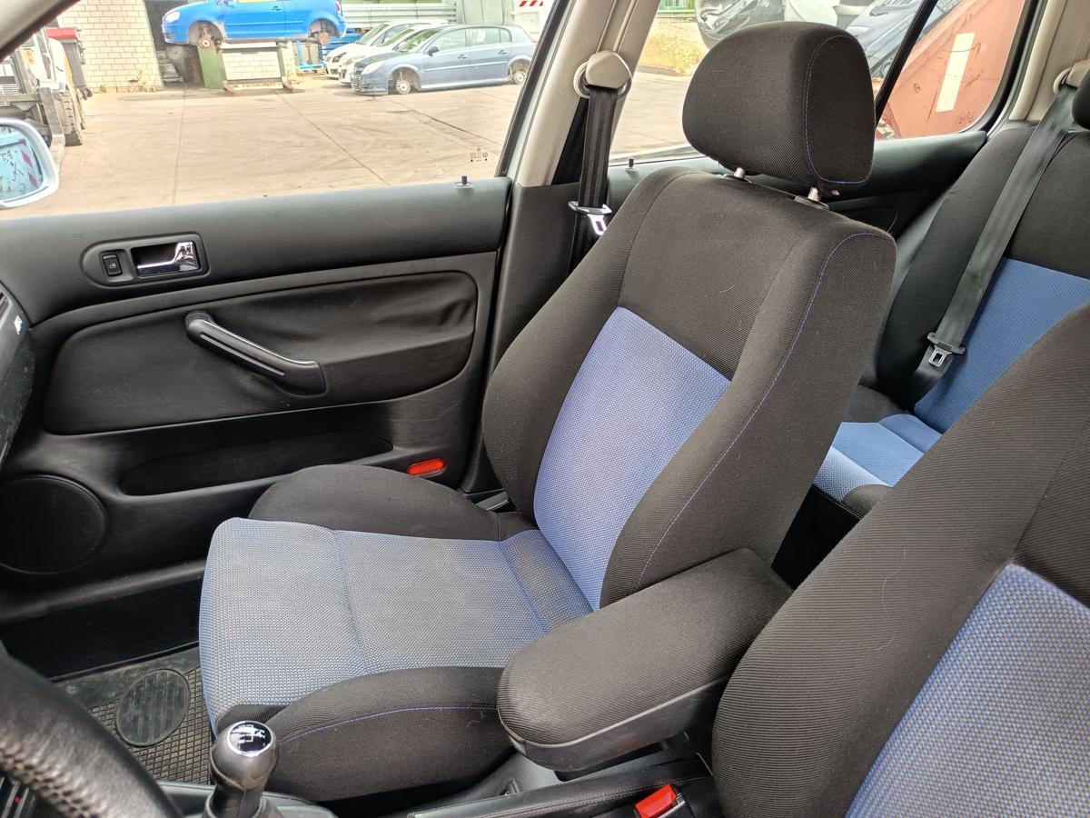VW Golf IV 5t&uuml;rer Limo Beifahrersitz vorn rechts Stoff blau/schwarz Bj 1998