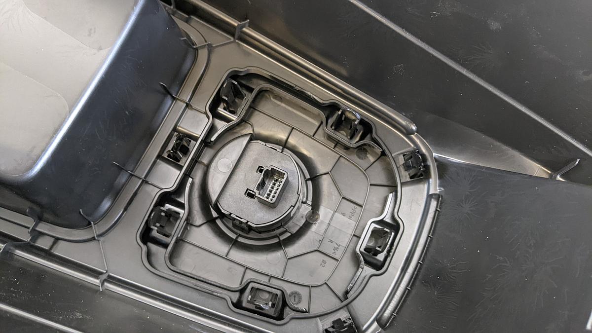 Dacia Spring Tunnelverkleidung mit W&auml;hlknauf Automatik Getriebe