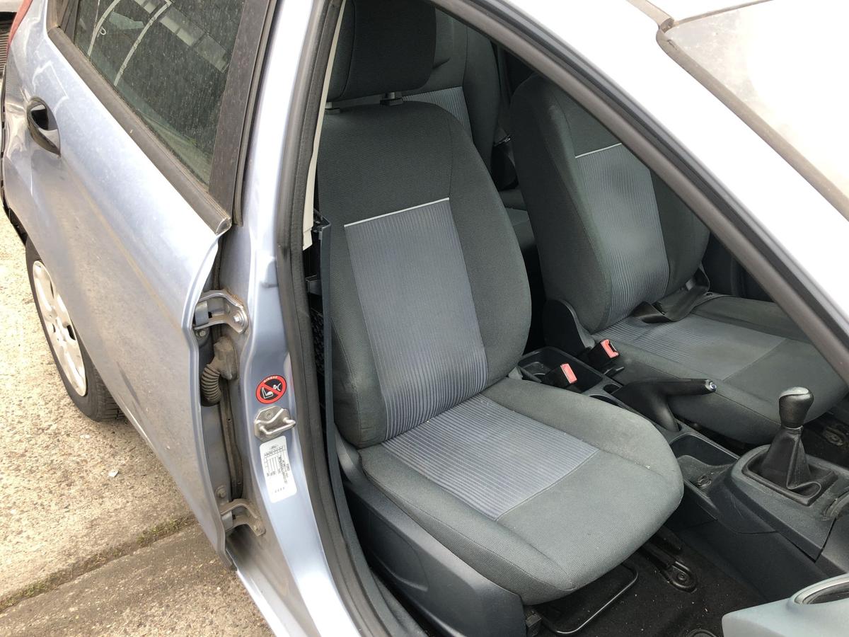 Ford Fiesta JA8 Sitz vorn rechts Beifahrersitz ohne Heizung 5 t&uuml;rer Stoffsitz