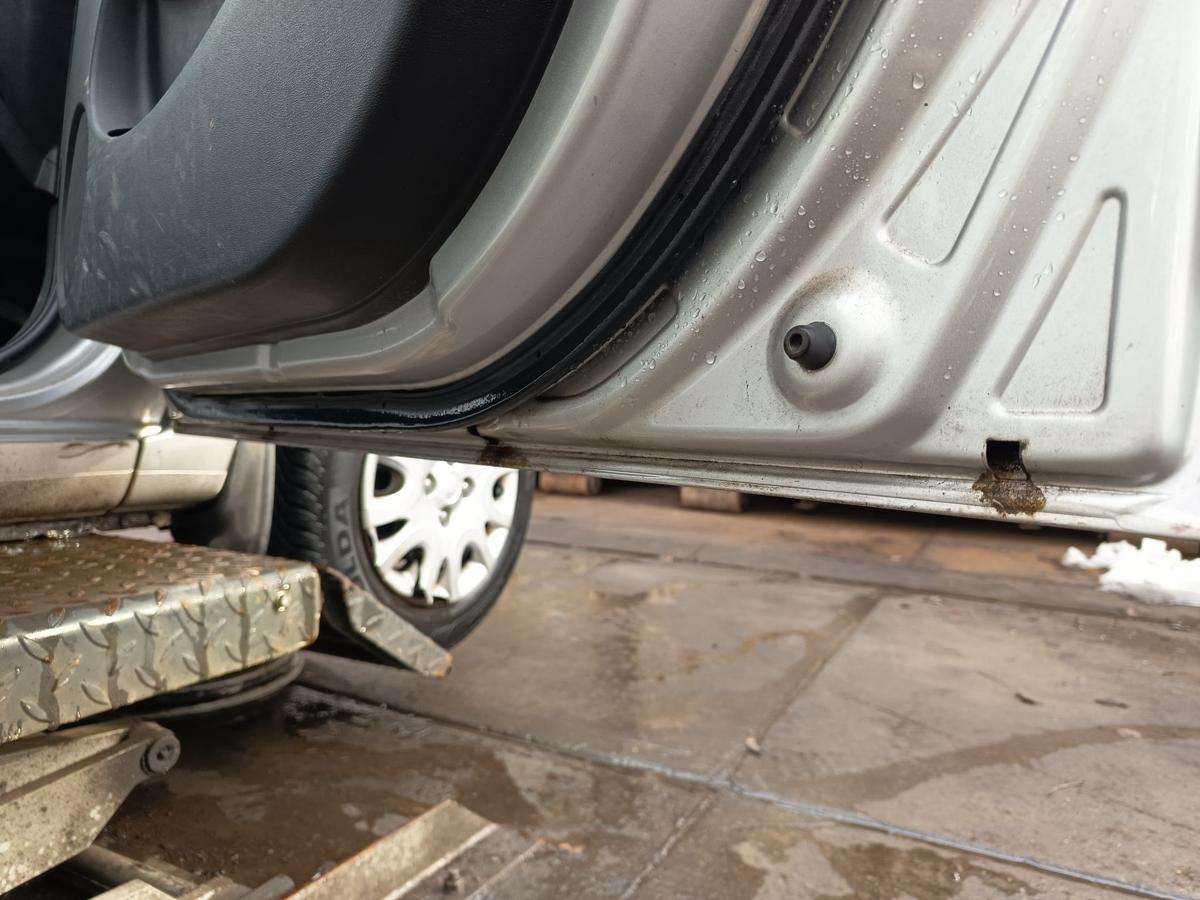 Hyundai i20 original T&uuml;r vorn rechts Beifahrer Rohbau FG Seek silver Bj 2012