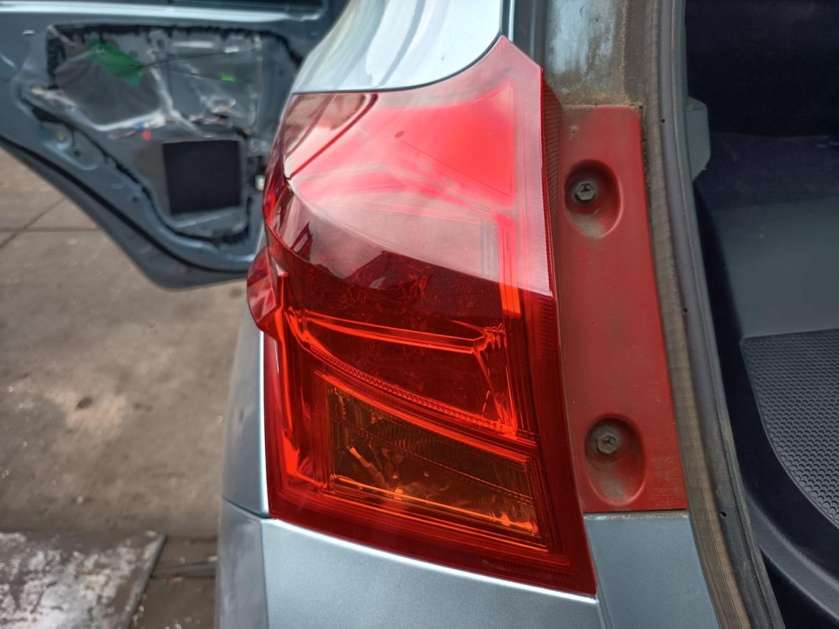 Toyota Auris E18 Limo original R&uuml;ckleuchte links aussen Heckschlusslicht Bj2013