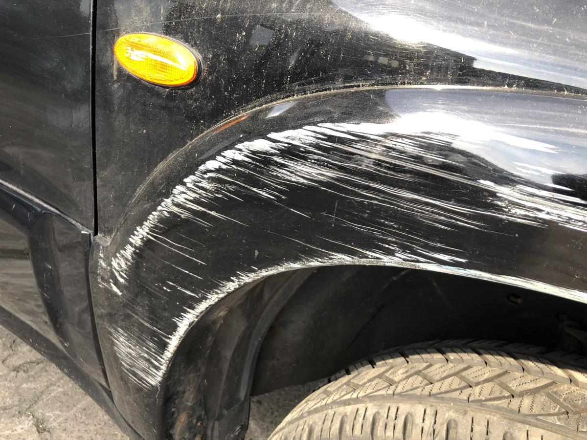 Mazda Tribute EP ab04 Kotflügel vorn rechts Beifahrer Radlauf starke Kratzer