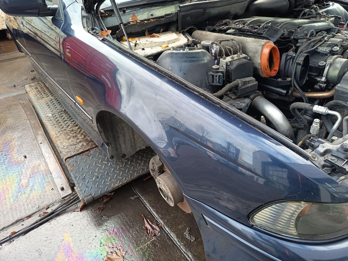 BMW E39 original Kotfl&uuml;gel rechts Seitenteil 317/5 Orientblau Bj 2003