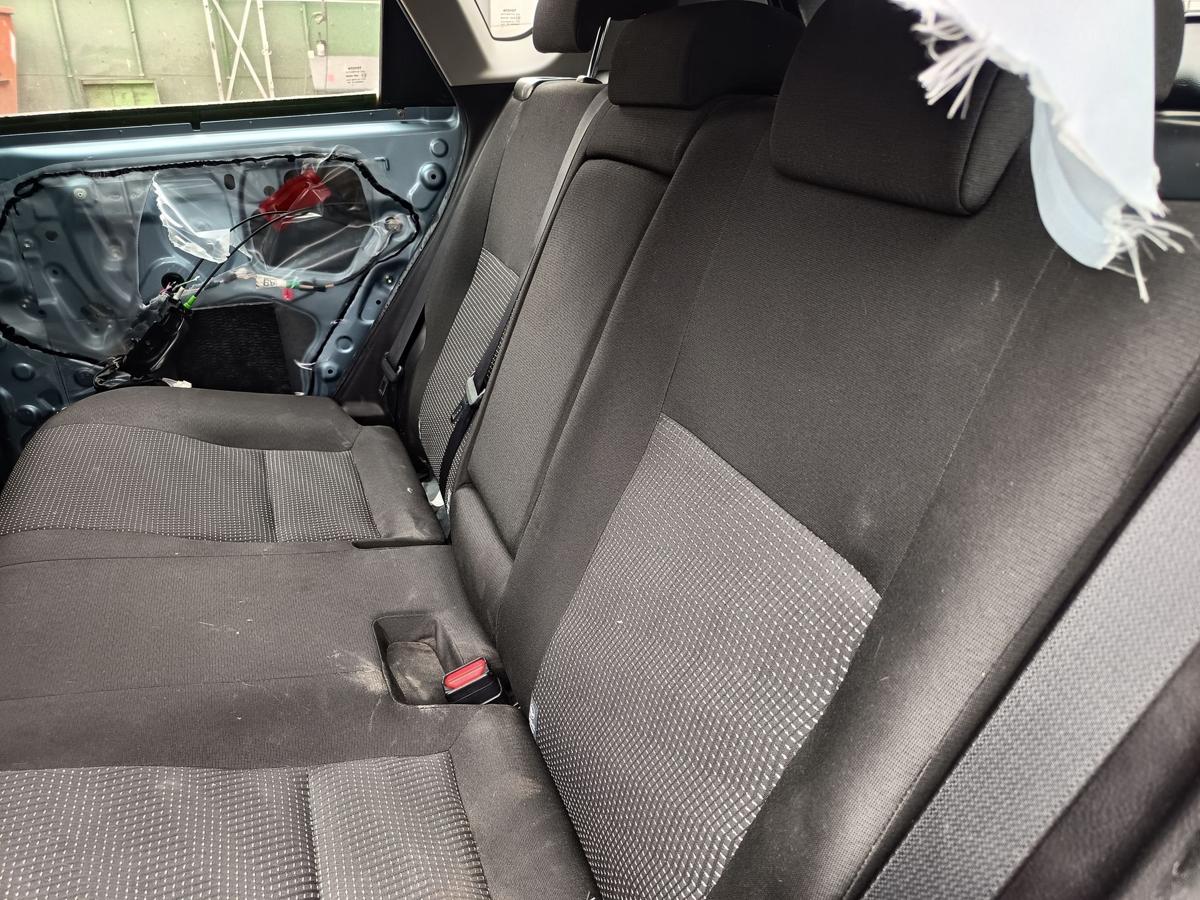 Toyota Auris E18 Limo original R&uuml;cksitzbank Stoff schwarz/anthrazit Bj 2013