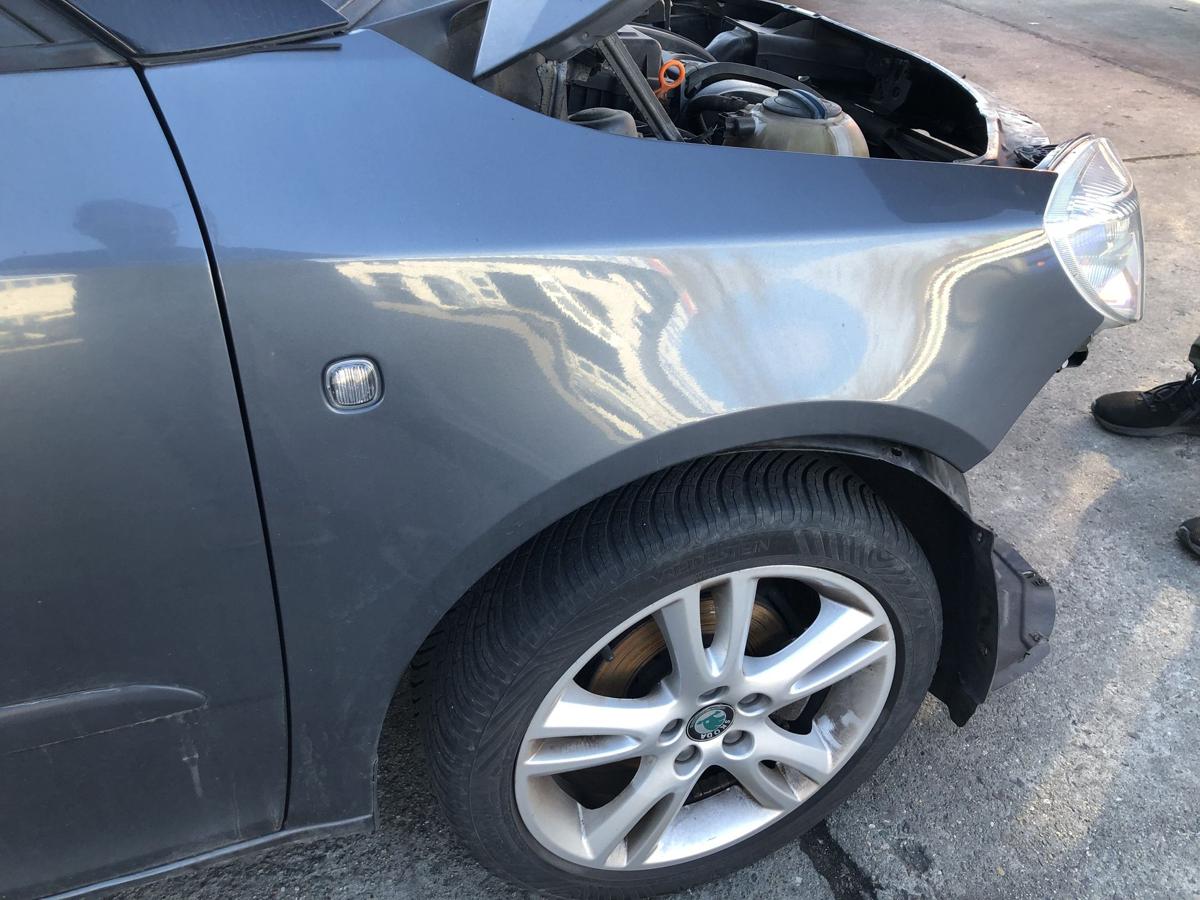 Skoda Fabia 5J Kotfl&uuml;gel rechts Beifahrerseite LF8J Antracit Grey 2006 bis 2014