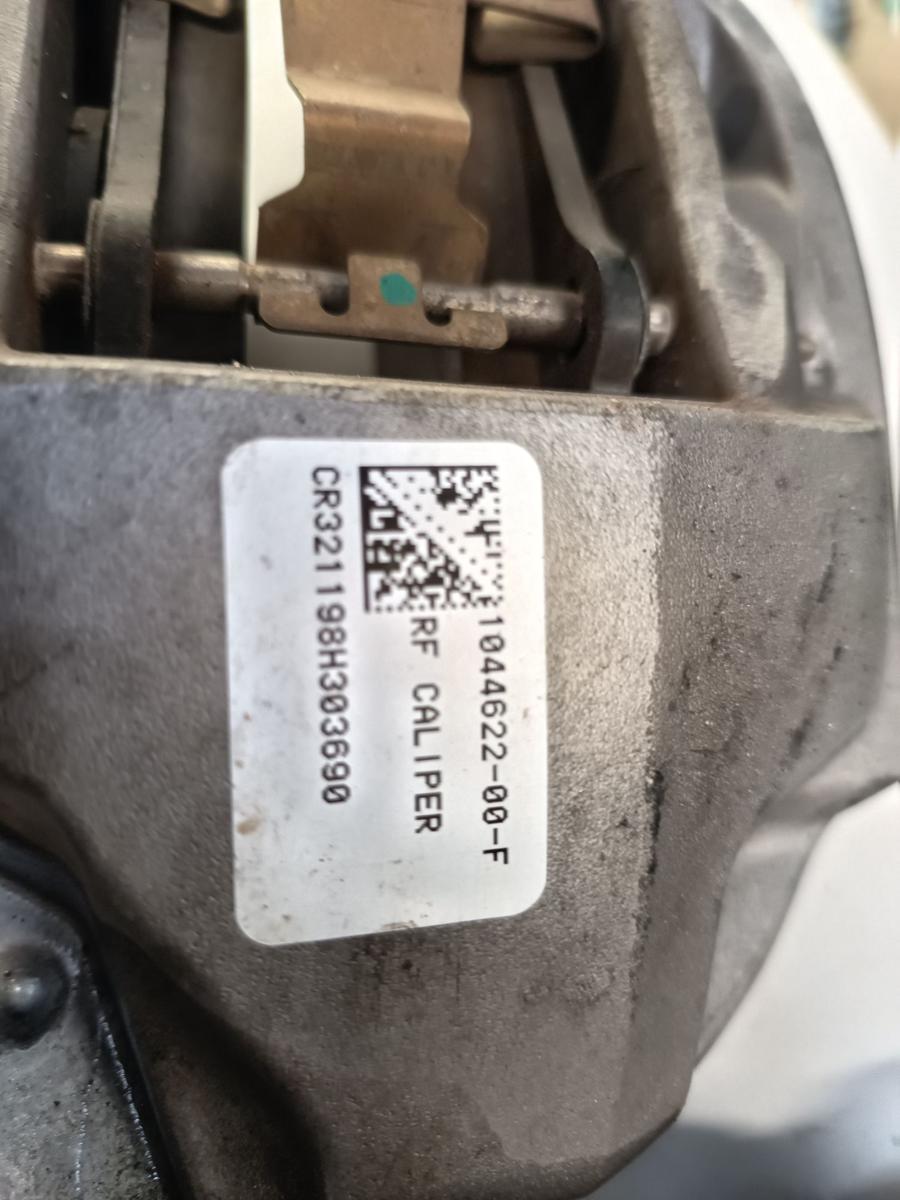 Tesla Model 3 original Bremssattel vorne rechts 104462100F Baujahr 2021